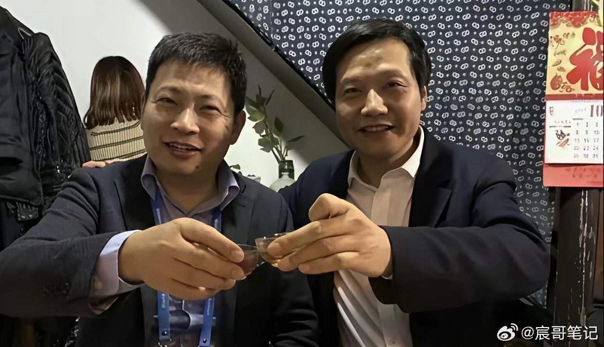 雷军：后来者总有机会！
大嘴：让你们永远追不上
雷军：我的卖10999元
大嘴：我的卖1999元
雷军：我的卖11999元
大嘴：我的卖21999元
雷军：我的卖12999元
大嘴：我的卖23999元
雷军：我的要卖14999元
大嘴：哈哈我卖24999元
雷军：赶明儿我也要出一款三折叠，后来者总有机会！
#雷军##余承东# ​