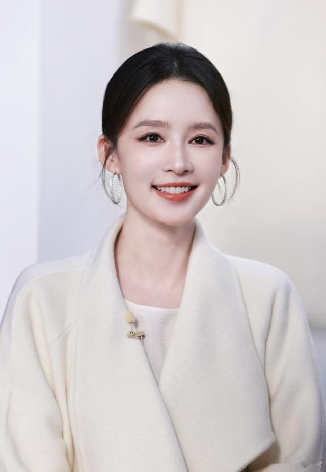 李沁这身米白套装，把白月光千金味儿拿捏住，这才是正宗老钱风 ​