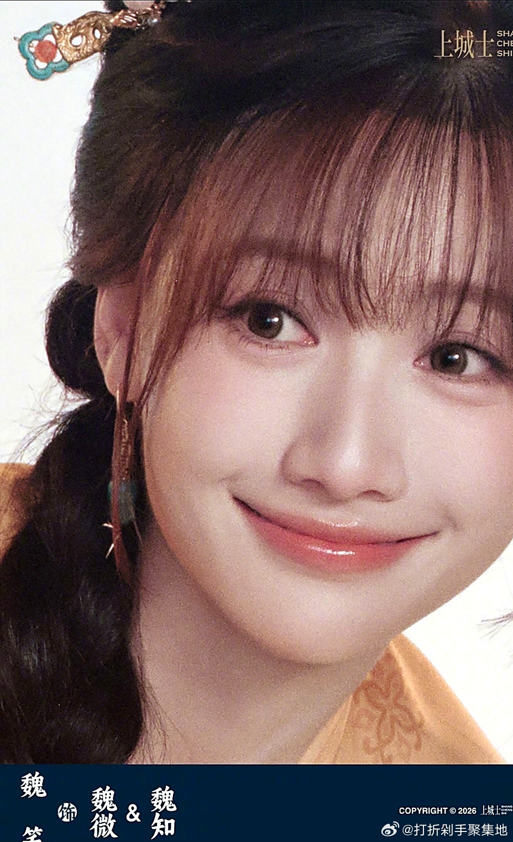 赵露思第一次当监制，没给自己留角色。

今晚（10月11日）19:00，赵露思监制并出品的古装短剧《Sonder·我不是NPC》在抖音全网独播。她本人不上镜，把女主的位置，留给了自己的闺蜜和工作室新人。

这不是一部走恋爱套路的剧。全剧分《宝魏处》《一周有8天》《包猫传》《这个冷宫不太冷》四个单元，讲的 ​