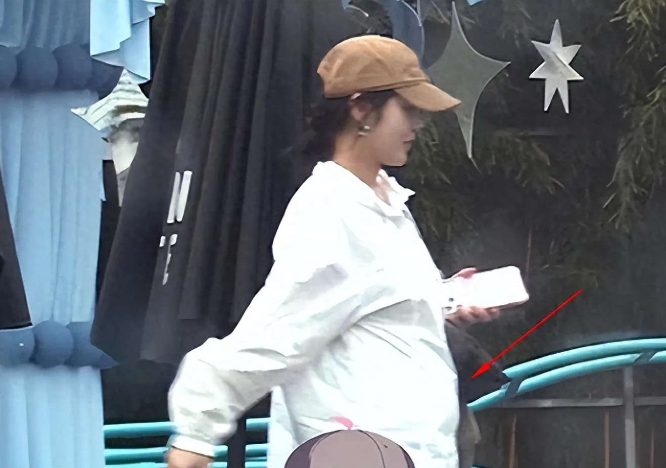 张佳宁这波怀孕乌龙，简直是2026年文娱圈最离谱的24小时闹剧。
就一段普通的北京街边咖啡厅街拍，她穿了件宽松白长袖配牛仔裤，坐下时布料堆在腰上，加上刚吃完饭浮肿、拍摄角度偏侧面，小腹看着微微隆起，“张佳宁疑似怀孕”的词条直接冲上文娱热搜第一，阅读量分分钟破千万。
网友见她和工作室没第一时间回应，直