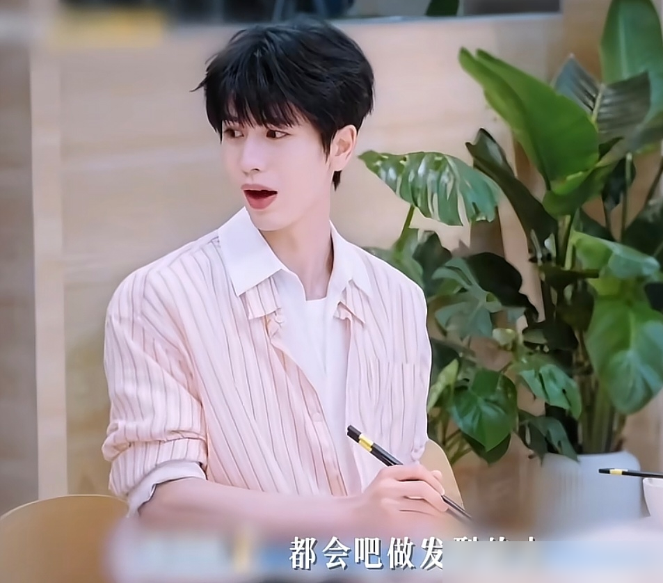 张凌赫说自己没发型师，头发都是化妆师顺手剪的，杨迪当场就愣住了。
在《我们的宿舍·归心季》里，杨迪问大家平时去哪剪头。吴泽林还反问他：你平时在街边理发店剪吗？
结果张凌赫一脸懵：不是啊，谁给我化妆，就顺便帮我剪了。
吴泽林直接羡慕了：那你化妆团队门槛挺高啊。
张凌赫还没反应过来，又补了一句：