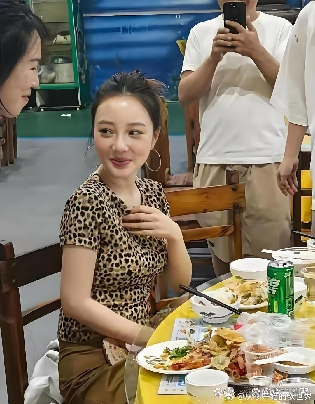 李小璐素颜出镜，这状态也太真实了，跟咱普通人没啥两样！ ​