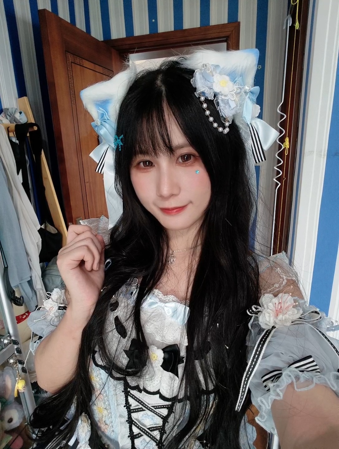 ♠Alice in Wonderland♠
早出早归的一天 去地铁的路上抬头一看蓝天白云的 天气好好哦~是充满生气的鲜活的快乐！
想到以前丸过的一个游戏 叫爱丽丝疯狂回归……真的好丸 晚点翻一下当时的截图嘿嘿 我的青春小鸟好像跟着柴郡猫一起飞走了QWQ

#安兜兜转转[超话]##安兜兜ayaka##地下偶像# ​