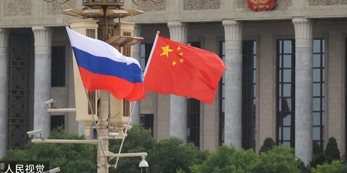 美伊谈判能不能谈成，不只取决于美伊两家。中俄的态度也不能忽略。中国是伊朗最大的贸易伙伴，俄罗斯与伊朗在军事和能源领域有深入合作。美伊如果谈成，中俄在中东的影响力会怎么变？如果谈不成，中俄又会如何调整？伊朗在谈判桌上的底气，部分来自他与中俄的务实关系。美国要想在谈判中改变这一点，难度不小。但中俄也不希