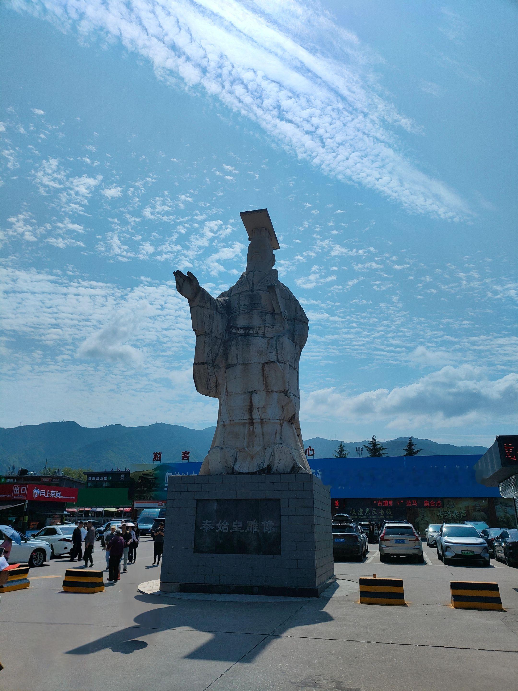 距今2200多年，秦始皇帝，你的兵马俑慢慢地被揭开神秘的面纱，每一位都栩栩如生，神采奕奕，整齐排列在坑道之中。真的有被震撼到，而且还有很多国外友人被吸引来到这世界奇迹遗址。现在看到的还只是冰山一角，需要不断探索挖掘，然后修复和保护，这是一项伟大而漫长的工程，也