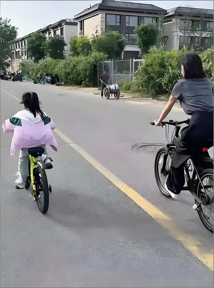 爸爸追着自行车跑，妈妈骑车跟，女儿冲最前头。付辛博家的骑行，看得人一愣。
付辛博没上车，一路小跑护在女儿侧后方。车速一快他就追，车把一晃他就伸手虚扶。颖儿骑在旁边，不催促，不抢戏。
小月亮自己掌控车把，骑得挺稳，这配合不是摆拍。两口子在综艺里说过，孩子哭，谁醒谁哄，付辛博敏感，颖儿眠浅，谁也别赖