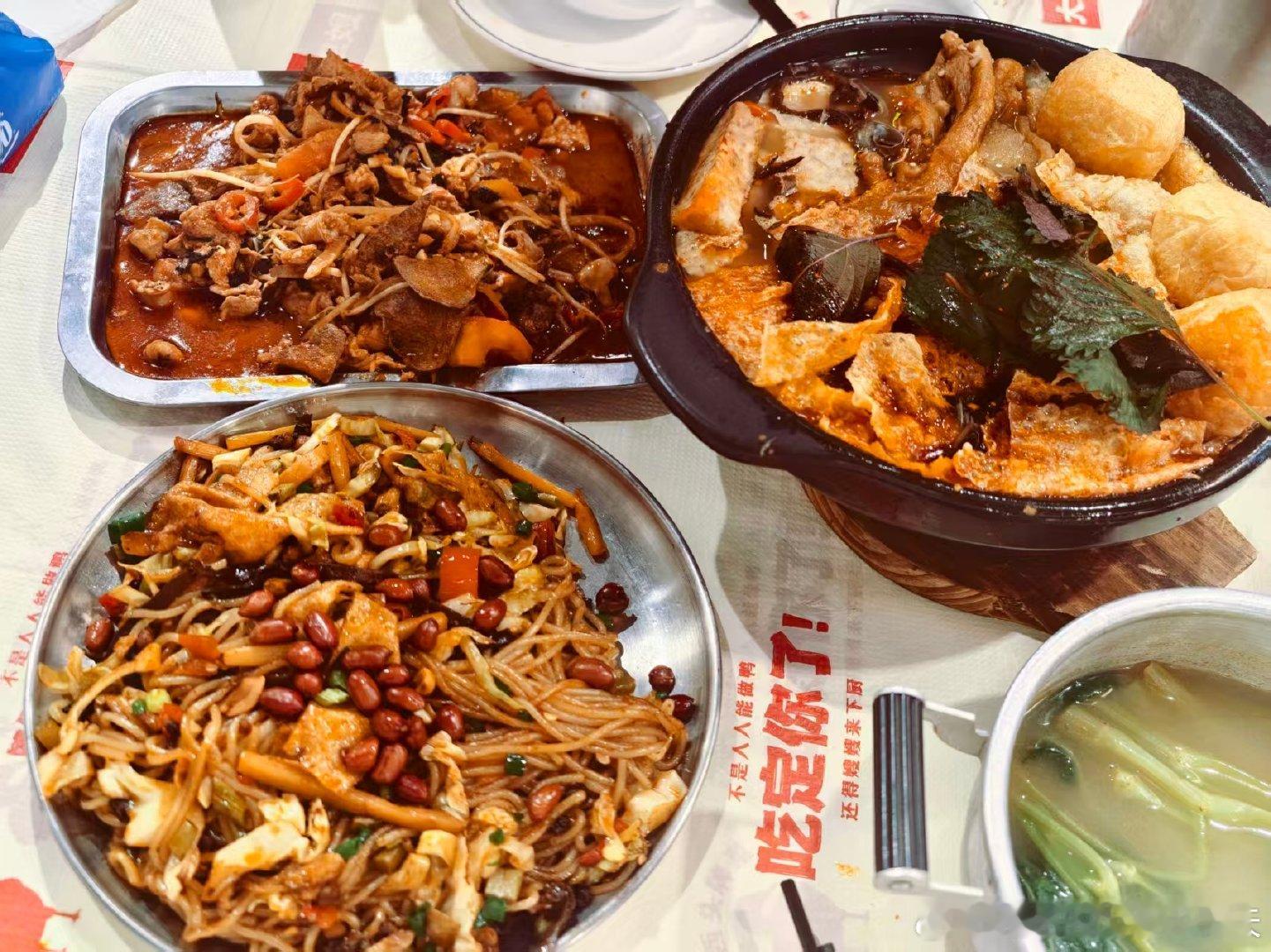 9月3日晚，北京海淀大悦城寿司郎店内一名男童在餐位上小便，母亲用饮料杯接尿后孩子高喊“谁要喝柠檬”，涉事门店事后称已全面消杀并废弃餐具，涉事家长在舆论发酵后致歉并愿赔偿。 一、事件基本事实- 事发情形