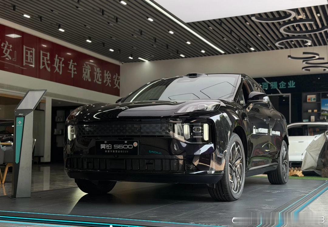广汽昊铂S600：昊车好生活
昨天路过广汽昊铂4S店，顺路去看了看展车，其中一款SUV让我不由自主的停下了脚步细细欣赏，现在的汽车已经能做到在20万内如此之多的配置了：超大全景舷窗、零重力按摩副驾、近150°的后排电调座椅，还看到了拆车展示的热成钢结构车身、强化B柱和全铝合金防撞梁等安全配置。这 ​