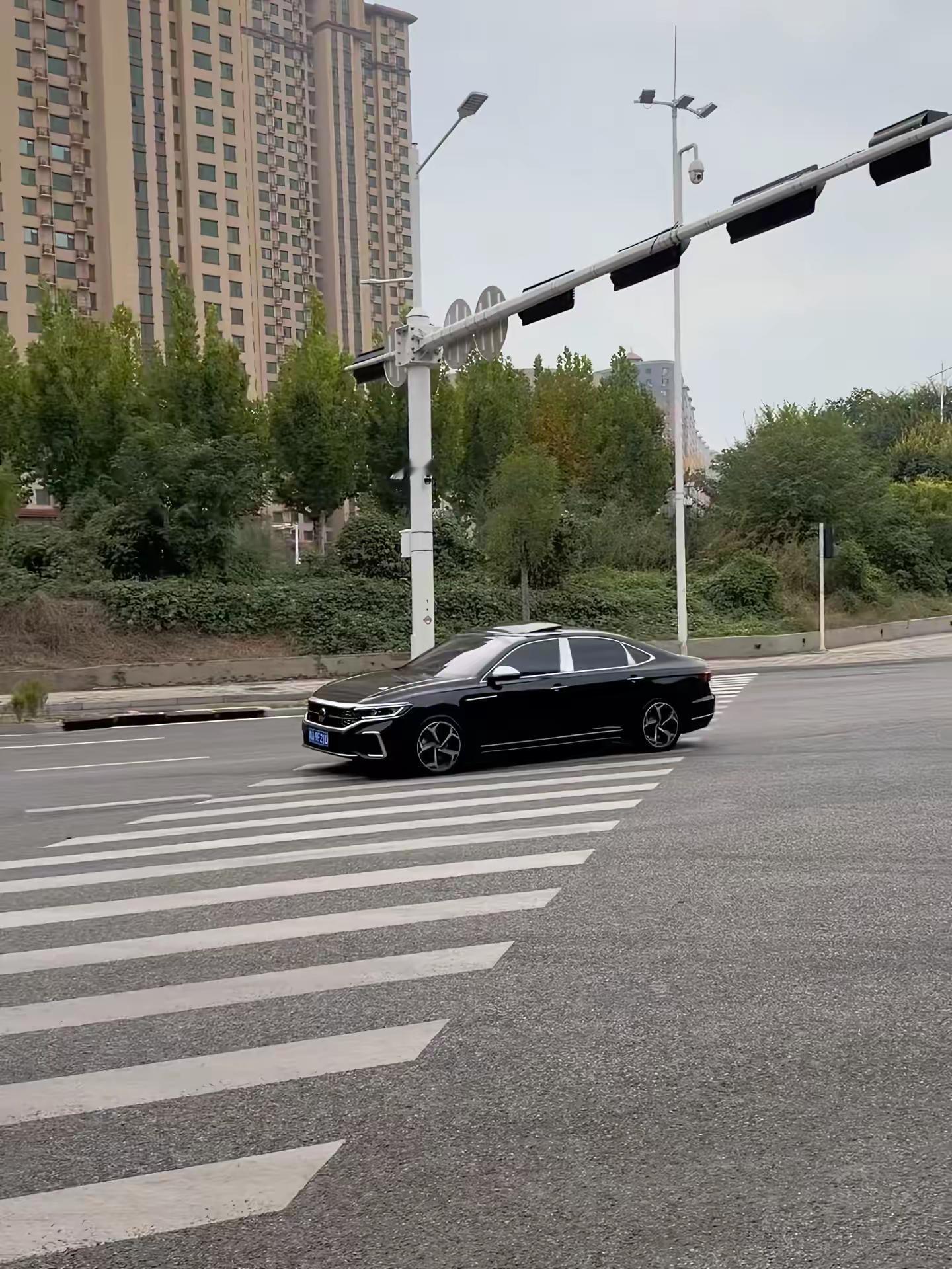 能把帕萨特开出狂妄感的只有年轻人