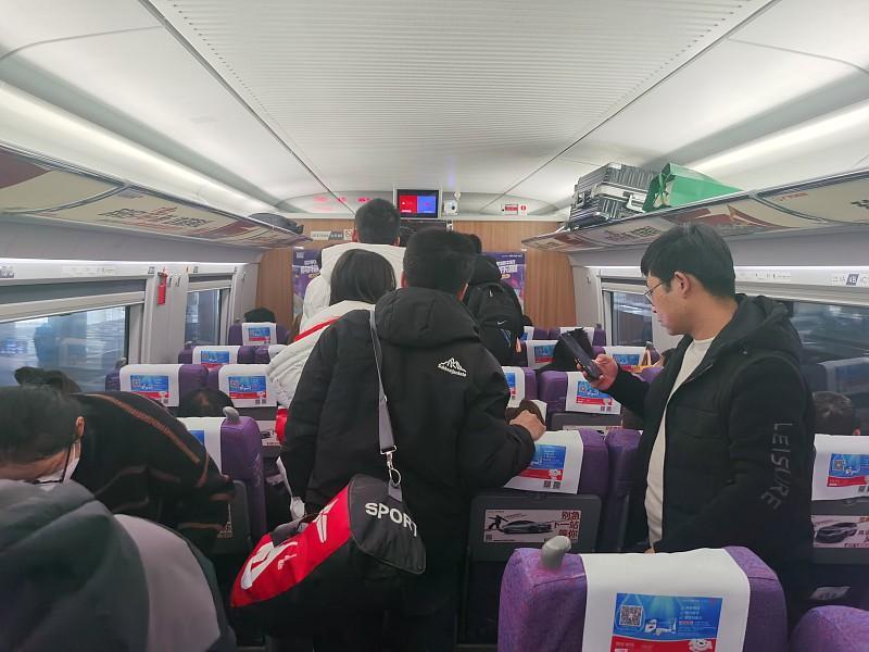 高铁霸座现象为何屡见不鲜 高铁霸座现象为何屡见不鲜
从2018年孙赫那句“站不起来”的耍赖，到后来公众人物助理那句“只剩一站”的冷漠，霸座的人换了一拨又一拨，争议每隔一两年就炸一次热搜，真不是单拿“素质差”三个字就能概括的。
现在高铁票务体系基本只有静音和普通车厢两个选项，带娃的家长经常被随机分