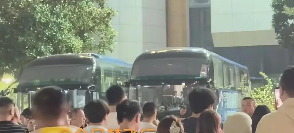 三场球净输73分，自家球迷气得连夜把大巴围得水泄不通喊总经理下课，宁波男篮这日子算是过到头了。
惨败北控24分、被山西按着摩擦30分，甚至连福建都能赢他们19分。场场大崩盘，换谁当主场球迷都得原地爆炸，难怪大家把怒火全对准了霍楠。
偏偏屋漏偏逢连夜雨，这口恶气还没顺过来，转头就要去客场死磕广东队
