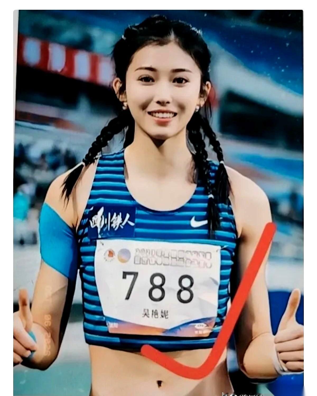 老妈一边择菜一边盯着电视里的田径选手吴艳妮，冷不丁抛出个颠覆平时印象的标准：“以后找对象就得找这样的，一看就是那种能把日子撑起来的硬茬子。”
屏幕里的吴艳妮腰杆挺得笔直，化着夸张的眼线，冲着镜头比了个耶。她眼神里那股“我就是来赢的”劲头压根没打算藏，赢了笑得肆无忌惮，输了也不见蔫头耷脑。平时在网上，