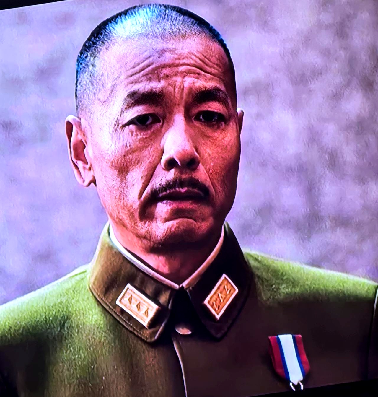 央八热播的历史剧《征途》，剧情扣人心弦，偏偏董璇饰演的宋美龄，让人怎么看怎么出戏
 

扮相上挑不出大毛病，可镜头一拉近，气场全散了。把一个出身顶级豪门、纵横民国政坛的风云人物，演得像现代都市剧里串场的小富婆，单薄得只剩下一身旗袍
 

有些历史角色，真不是长得好看、会背台词就能硬撑的。那种骨子里的