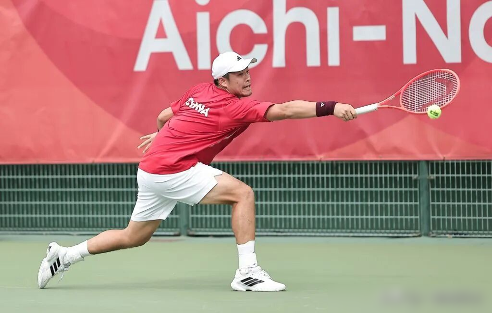 6-3、6-2，吴易昺在日本主场把松冈隼扫得没脾气，带病打，照样没给对手一个破发点。
决赛等着他的是黄泽林，中国香港那个。一年前杭州亚运会，吴易昺决胜盘抢七6-1领先，手里攥着5个赛点，硬是被黄泽林翻了盘。那场球，搁谁心里都是根刺。
这回名古屋再碰面，赢了不光是一块金牌，中国男网从2010年广州