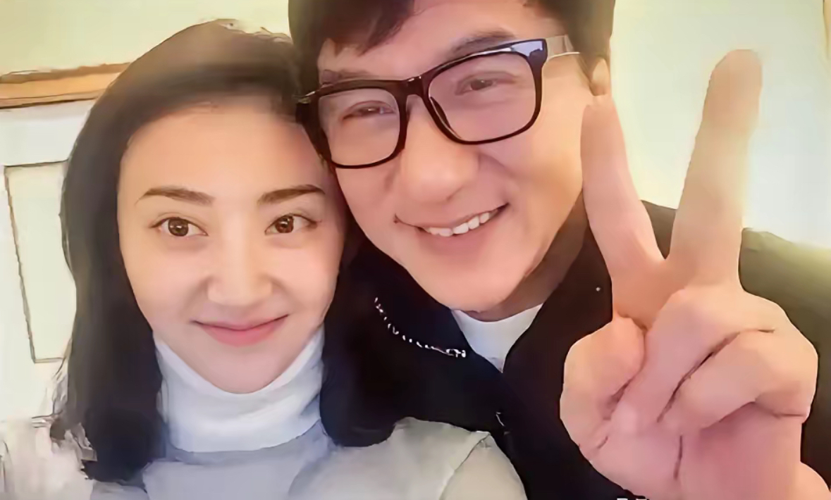 景甜这事儿，回头看真觉得造化弄人。
她最吃亏的地方，
就是第一任男友把她保护得太好了。

刚出道就是顶配资源，成龙、谢霆锋、周润发这些咖位给她当绿叶。18岁出专辑请张亚东操刀、宁浩拍MV，投资1.5亿拍《战国》就为捧她一个人。那会儿的景甜活得像朵不沾尘的花，根本不知道圈子里的生存规则长什么样。

可