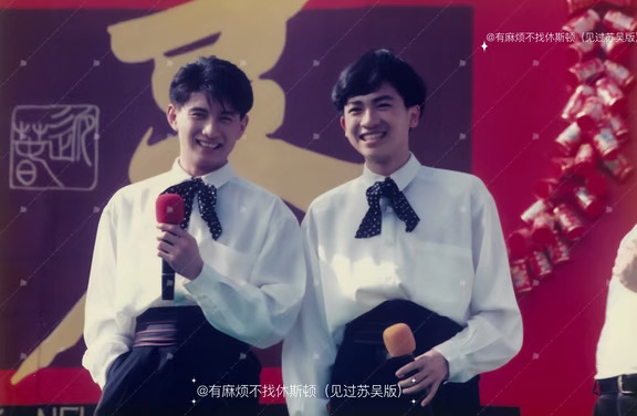后面的鞭炮像婚礼现场的礼炮