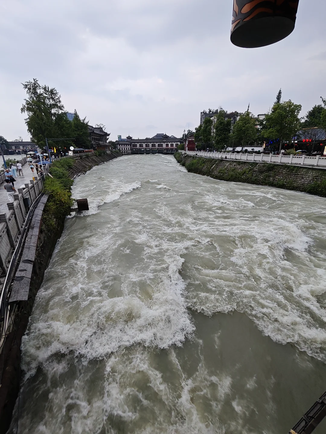暑假旅游：体验几千年都江堰！汹涌江水！