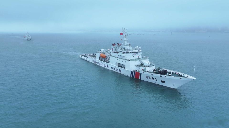 【中国海警在仙宾礁依法维权执法，菲船无视警告故意冲撞导致碰擦】
据“中国海警”微信公众号消息，中国海警局新闻发言人姜略表示，中国海警三洲澳艇今日依法在中国南沙群岛仙宾礁附近海域开展维权执法行动。菲3015号船无视中方多次严正警告，故意调整航向，突然加速斜插中国海警艇船首，导致发生擦碰 ​