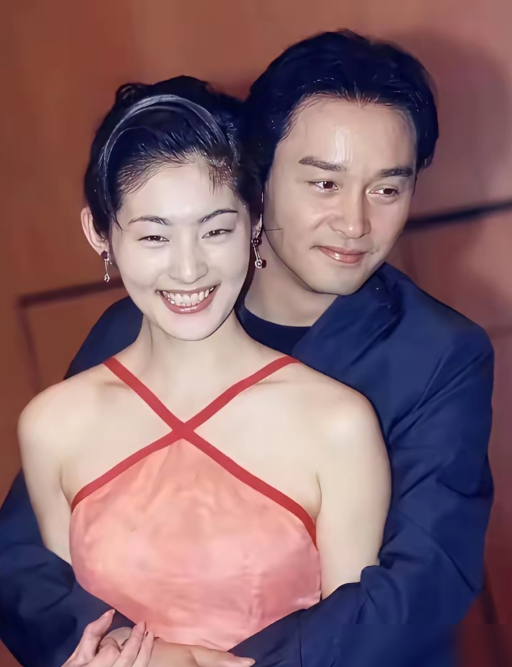 跟十八位顶级女星搂肩亲脸，不仅没被骂流氓，还被当成宝，全娱乐圈只有张国荣。
换别人这么干早被锤死，但他，女星们只觉得踏实。
张曼玉嫌戏服丑闹情绪，他过去低声哄两句，影后乖乖去换。钟楚红拍戏累了，他堂堂巨星，跑去给人家端茶倒水揉肩膀。
连李嘉欣身边最不起眼的小助理，他都记得顺手递上一杯温水。没半