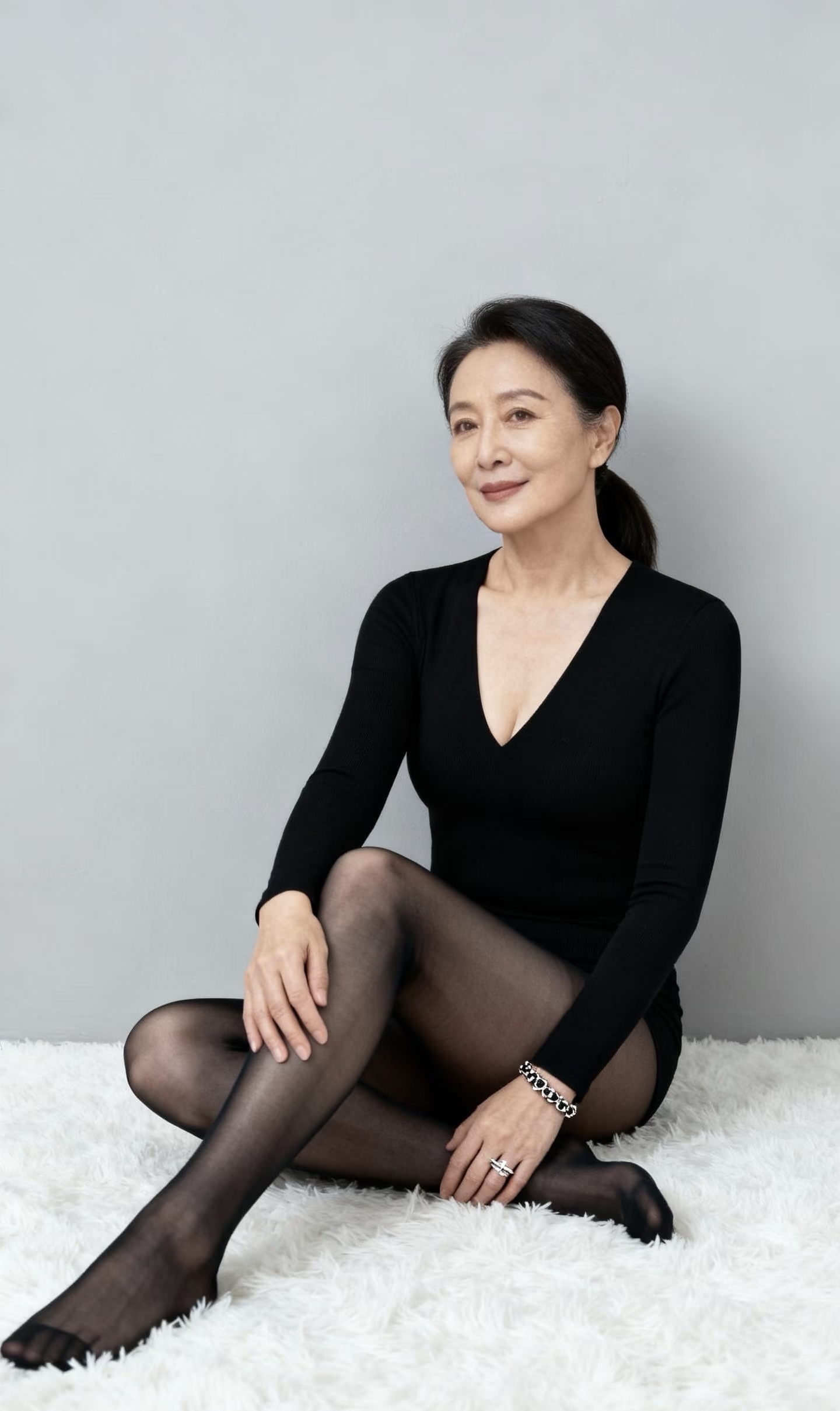 40岁姐姐的黑丝穿搭，把优雅穿成了具象诗！