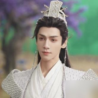 85后男演员这碗饭，有人已经吃不下去了。
陈晓这边，《海之上》刚杀青，转头又进了《秦谜》演嬴政。悬疑、历史、年代剧，一部接一部，全是硬骨头。再看朱一龙，电影奖拿到手软，张若昀的《庆余年》系列直接锁死男频赛道。
可任嘉伦、罗云熙呢？还在古偶里打转。不是不想出来，是出来没人接。90后、95后那帮小生