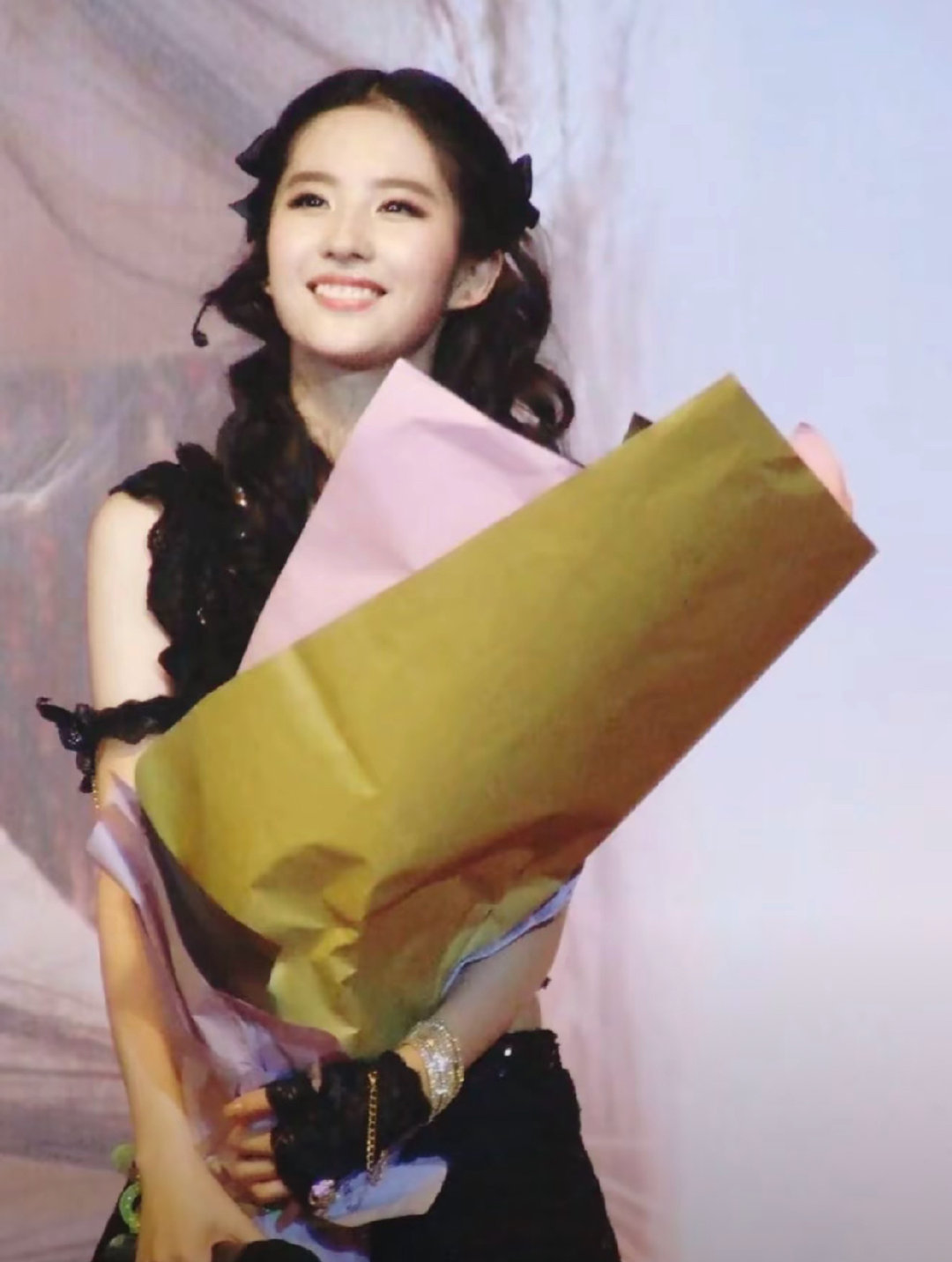#刘亦菲[超话]#  我捡到的两张图  这个发型妆造我好喜欢🥰​
