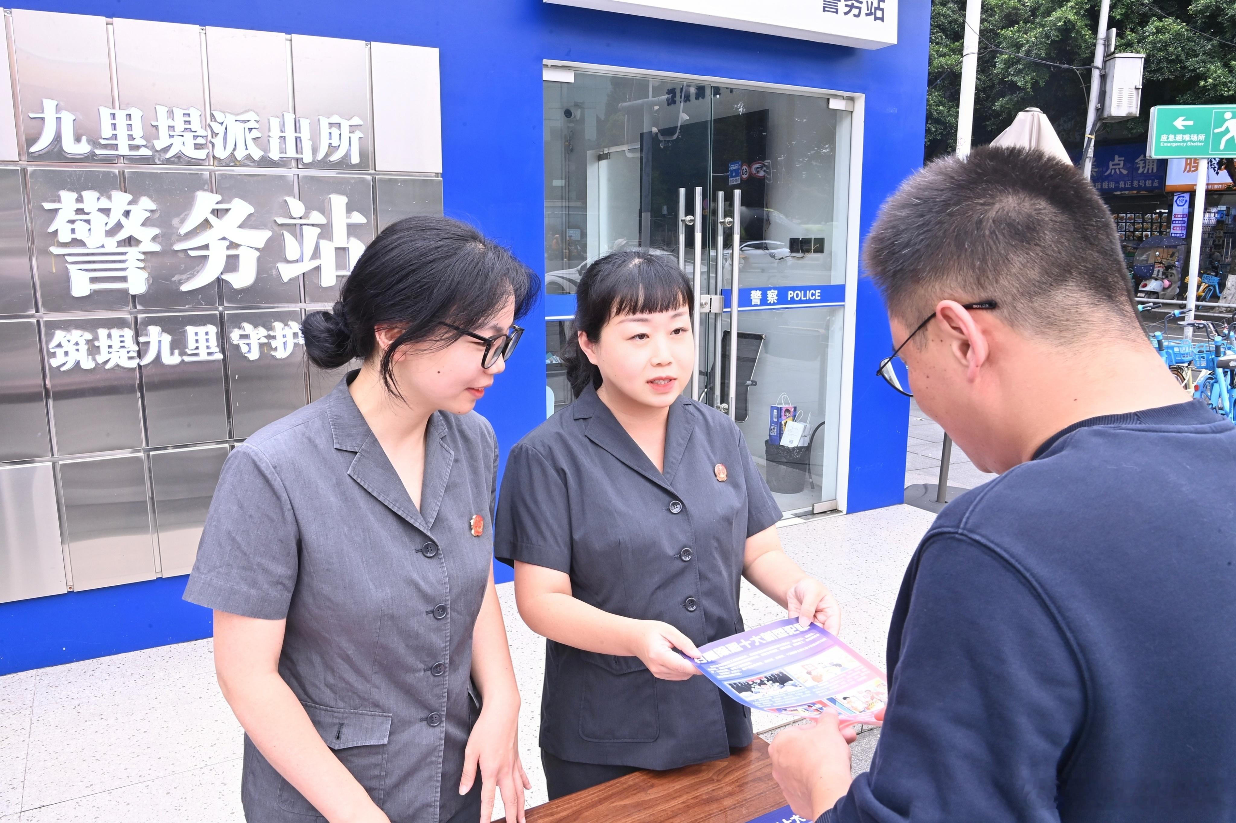 #金法快讯#【 逛广场学法律 现场教你识别“新型黑恶”→】为进一步增强群众防范黑恶势力意识，9月17日，成都中院刑一庭与金牛法院刑庭走进金牛凯德广场，联合开展2026年深化扫黑除恶专项斗争集中宣传普法活动，将法治知识送到群众身边。
活动现场，法院干警设立法律咨询台、悬挂扫黑除恶宣传横幅，并向 ​