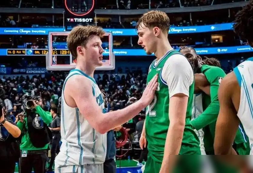 今年最佳新秀评选，我闻到了一股怪味。一个场均狂砍21分，另一个才18分...