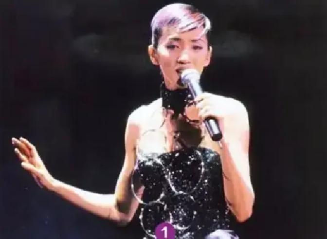 梅艳芳去世后，在医院欠下了85万的费用，张学友二话没说把钱给垫上了。反之妻子罗美薇因为在葬礼上的不停用手扇来扇去的小举动让很多人批评，被指是不尊重梅艳芳的表现。
 
张学友看到报纸标题时，手里的咖啡杯顿了一下。他放下杯子，把报纸折起来，塞进了垃圾桶。罗美薇坐在餐桌对面，用纸巾反复擦着手指，没抬头。