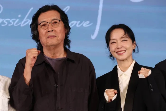 李在明总统：李沧东导演的电影世界绽放光芒
谨与全体国民一道，衷心祝贺李沧东导演斩获第49届米尔谷电影节导演大师奖（Auteur Award）。

我当年观看《薄荷糖》时，便被李沧东导演的电影世界深深震撼。从《绿洲》、《密阳》、《诗》再到《燃烧》，导演审视人性与人生的深邃目光，一直打动着无数观众的 ​