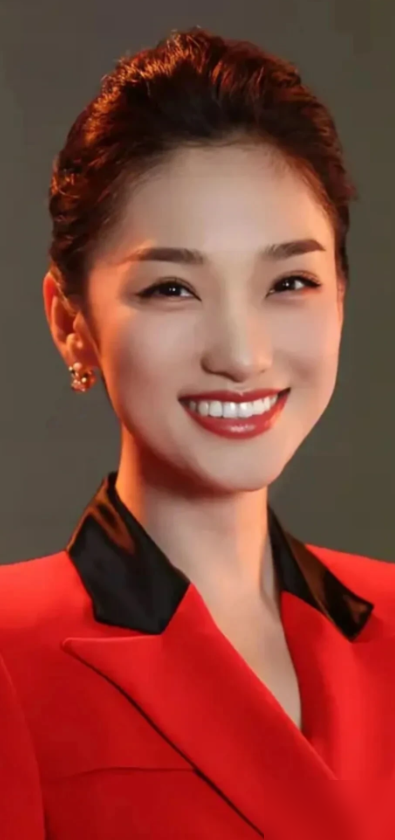 蓝羽接华表奖主持棒，搭档康辉、黄渤、邹韵，全场最稳的居然是那个不演戏的。中传播音系出身，2014年进CCTV-6，从《中国电影报道》日播主播一路干到金鸡、华表、北影节固定C位。最狠的是她老被扔进演员堆里控场，邓超、黄轩、苏有朋轮着搭，她负责把跑偏的话头拽回来，把流程钉死在时间轴上。别人靠热搜刷存在感