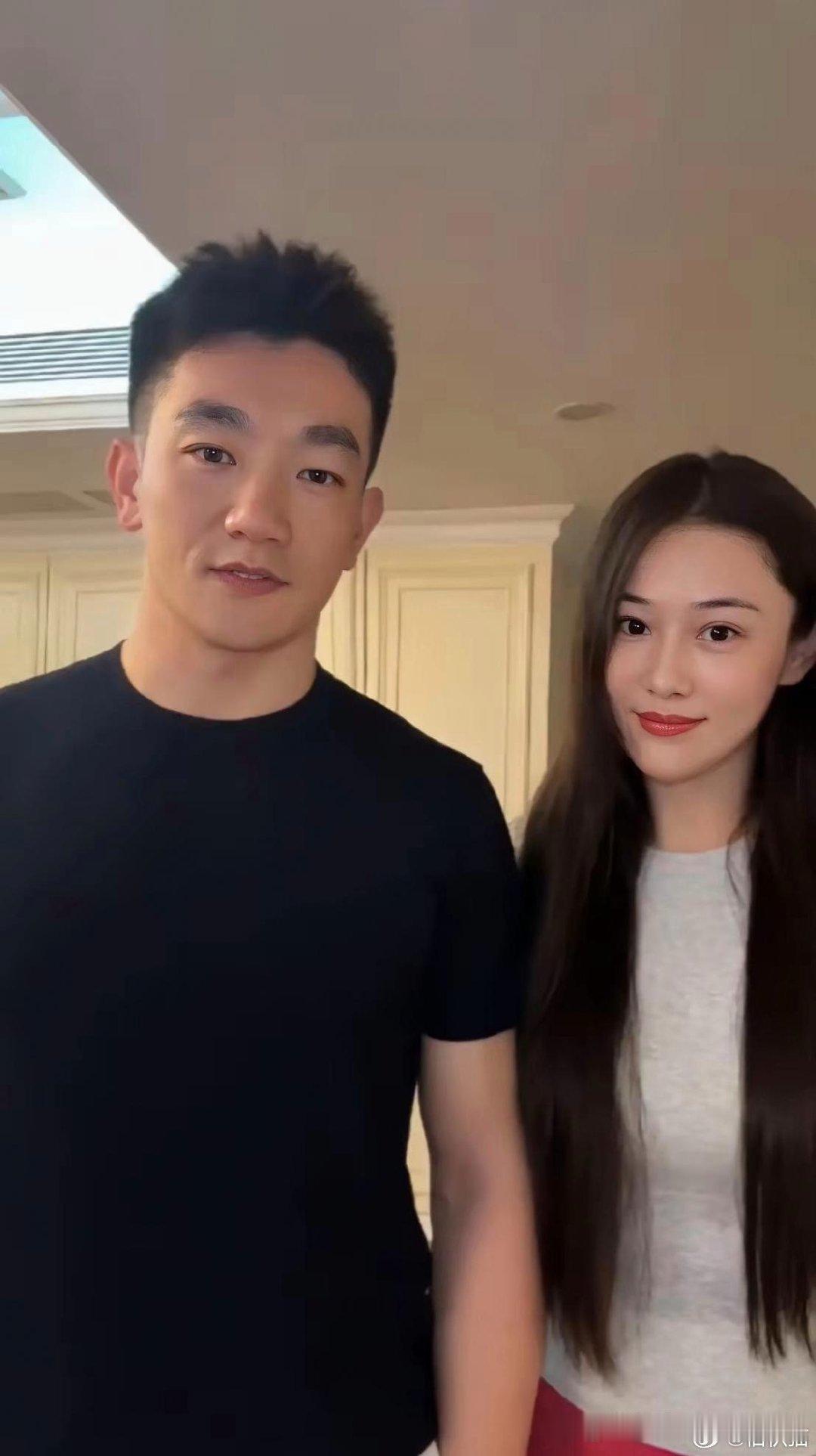 张馨予陪老公何捷参加战友婚礼，你觉得状态怎么样呢？ ​