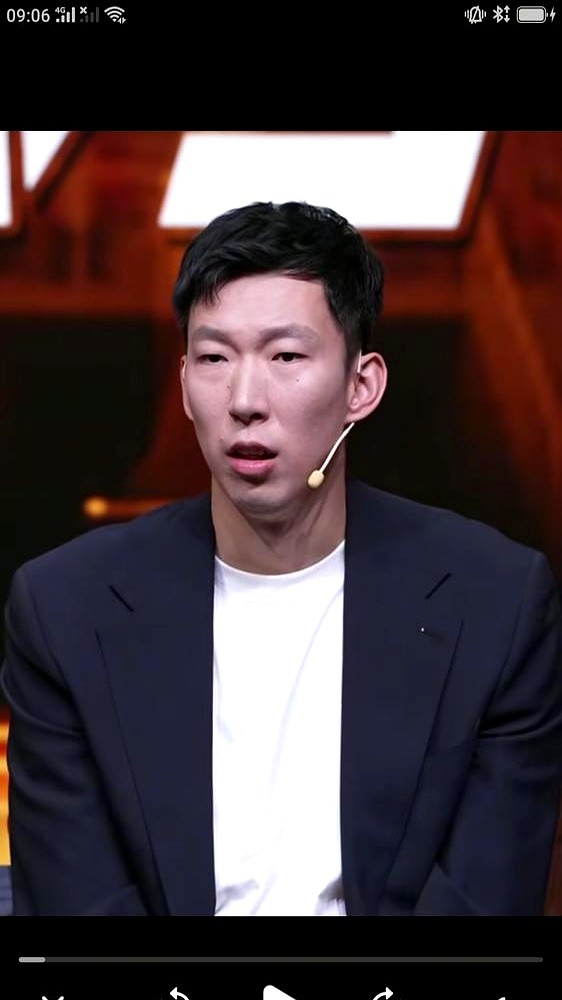 周琦终于把中国男篮的遮羞布扯下来了：“技术全定型了，想飞跃难，赢球只能靠谁更扛揍。”

这话真扎心，但没毛病。国内联赛外援把球死死攥手里，国内球员全在站桩看戏。一到国际赛场，人家防守一上压迫，咱们连球都传不利索。

看看周琦，去澳洲NBL结结实实打了24场肉搏战，回来打亚洲杯场均就是15分12.7个