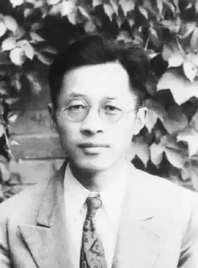 1952年，王淦昌邀请束星北加入中科院，束星北把头一扬，说：“中国科学院有些人属于‘政治学者’，非科学家气质多一些，我看不惯。”当时的院长郭沫若是个文人，根本就不是搞科研的，确实还有很多人也是非科学家，都在院里面安排了职务。
 
束星北第二天一早就钻进了浙大的实验室。他摆弄着一台老旧的示波器，波形在