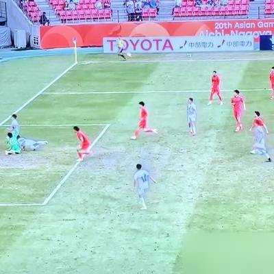 李昊点球大战扑出俩，中国男足摘铜了。结果他蹲在门线上，哭得跟丢了冠军似的。
补时丢球，被拖进点球，换谁都崩。可这小子硬是把乌兹别克斯坦两个点球按在门线上。青岛西海岸官微连夜晒扑救，配文就俩字：硬。
28年没摸过铜牌，这帮U23愣是啃下来了。李昊哭，不是矫情，是憋了太久的劲儿一下子泄了。
你看，