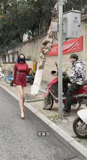 幽默故事展现尴尬的瞬间，也反映了现代人在面对尴尬时的应对策略——自嘲和...