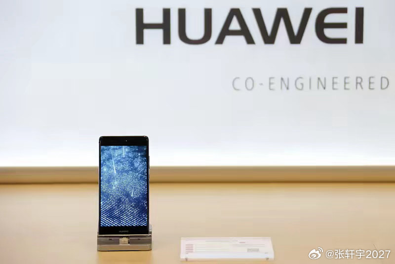 余承东：买华为手机，是拉动中国电子工业的崛起
余承东说：“买华为手机的时候，也许大家第一个感觉：“哎，这个手机好牛啊！”第二个感觉也许是：“哎，我怎么买了个这么普通的手机？”
但使用华为产品，是拉动中国电子工业的崛起。
我们大可以用系统方案设计、以软补硬。背后的相关支撑逻辑如下：
1. ​