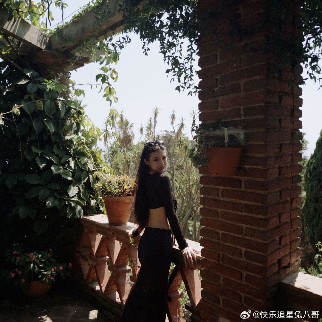 #汪峰女儿小苹果晒度假照##21岁小苹果身材# 汪峰女儿小苹果，身材气质都好像妈妈葛荟婕，美的啊 ​