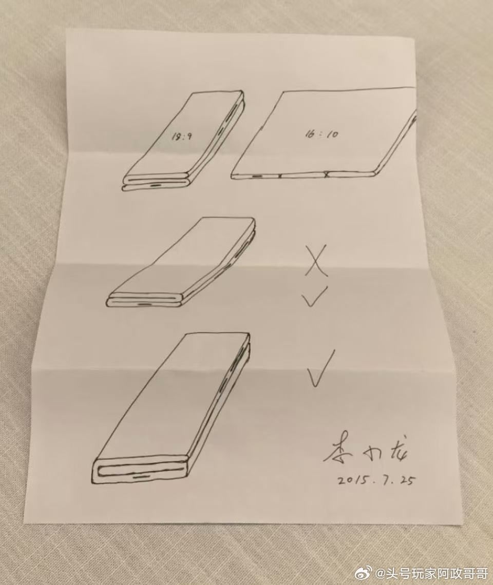 #华为三折叠采用全新展翼形态#华为新三折叠路透不断，热度非常高！ 今天三折叠开启预定，锦紫、皓白、玄黑全系配色也同步亮相！大家最喜欢哪个配色？

从现有信息中我们可以看到最大的变化，改为了展翼折叠形态，换折法不是换个姿势那么简单，而是在重新分配三折叠最核心的取舍，对机身、材质、铰链和 ​