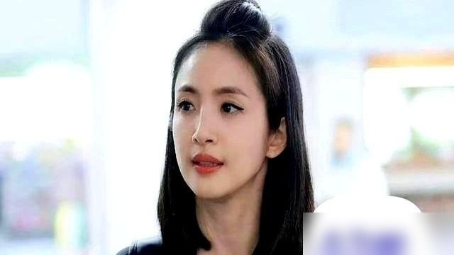 43岁林依晨和27岁邓为搭档演夫妻，大巴下车那一秒，全网直接看愣了。

车门刚开，邓为整个人本能地斜切过去，手掌紧紧垫在铁门框顶上，眼珠子直勾勾盯着地面的坑洼。这不是偶像剧里的慢动作特写，就是个纯生理反应的肉身避障。

镜头另一边，林依晨手里还攥着记账本，刚才在南美颠簸的路上，她一个人把全团十几口人