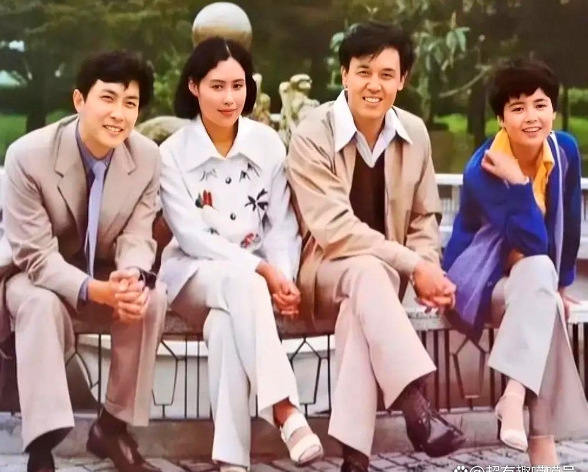 同框被艳压这事，40多年前就有了。

翻出1981年的一张老合照，从左往右站着唐国强、斯琴高娃、达式常、张瑜。那时的唐国强是真的帅，周正又儒雅，旁边站着达式常。

但全场焦点全在两个女演员身上。按理说张瑜刚演完《庐山恋》，正是红透半边天的颜值巅峰，可真同框挨着站，年轻时的斯琴高娃反而更扎眼、更大气，