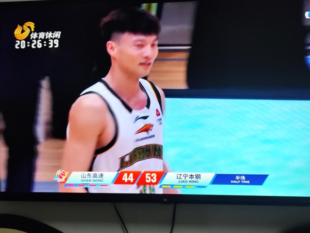 山东主场揭幕战，半场没打完，球迷先炸了。
高诗岩不在，控卫线直接塌方。新来的班顿拿着球像烫手，过半场都费劲。普卢默更绝，三分线外接球就投，管你进不进，先刷个存在感。
最扎眼的是王岚嵚。四年顶薪挖来的，场上跟丢了魂似的，球到手里停三秒，队友全站死了。半场44比53，分差不算大，但明眼人都看得出来，
