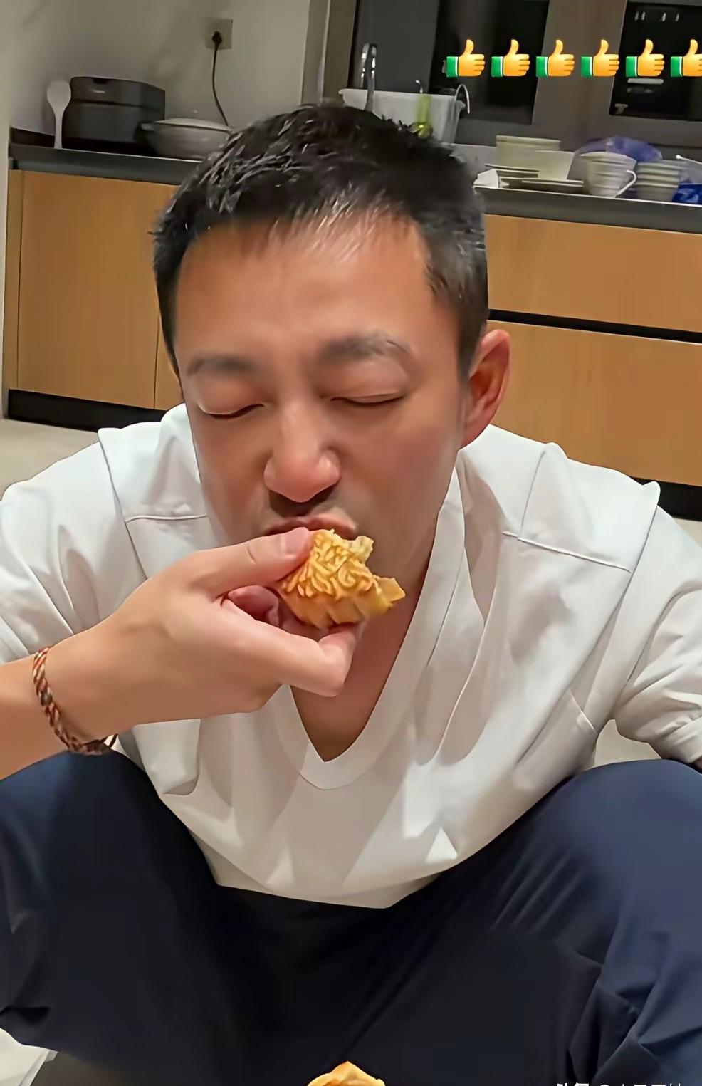 汪小菲的面相真的变了，变得越来越让人，望而却步了。曾经那么阳
汪小菲的面相确实有了明显变化，不少人觉得现在的他看着不好接近。
外界针对这点外形上的变化议论纷纷，不少人直接把出现变化的成因归到医美后遗症或是当下的二婚状态上，但是这套逻辑从根源上来说就是错的。
这次相关的讨论起源于网友晒出的汪小菲近期公