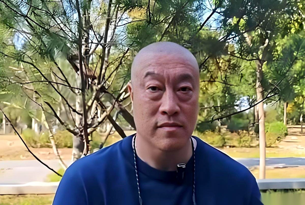 中国女篮74-70险胜捷克，前男篮国手马健赛后的一通点评，直接把赢球的滤镜扯了个粉碎。
计分板上的数据堪称刺眼：单场29次失误。马健没给女篮主帅宫鲁鸣留半点情面，直接隔空扔过去一句话：别拿锻炼新人当借口，赶紧把李梦和李月汝招回来！
这场球赢得多悬？常规时间里，球权一次次被白白送掉，硬是把对手喂到了加