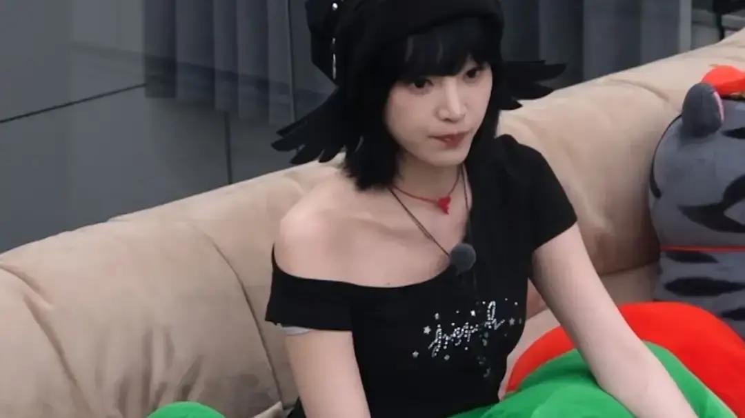 郝蕾说过一句特别扎心的话，在影视圈里人不红就是原罪

看着镜头前哭到五官皱在一起的黄灿灿，大概才能真正体会到这种底层的憋屈。前些年她没啥名气，只能在剧组里演个无足轻重的配角，有次拍古装戏，她心疼老妈就把人带在身边

老太太也是头一回进这种大剧组，看着那些穿着长袍马褂的演员觉得特新鲜，顺手就从兜里掏出