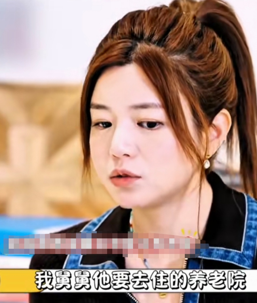 陈妍希:“我舅舅他要去住养老院，我妈就说她也要跟去看一下，然后我跟我姐都是说为什么，你不需要去看，我妈说就先看一下，我的确是没有很想让妈妈去，而且我妈妈又是一个人，我会觉得她要么跟姐姐，要么跟我，但我妈又不愿搬过来，她在那边有她自己的社交圈，她觉得她在那边她生活容易，她可以打理好自己的一切，然后她来