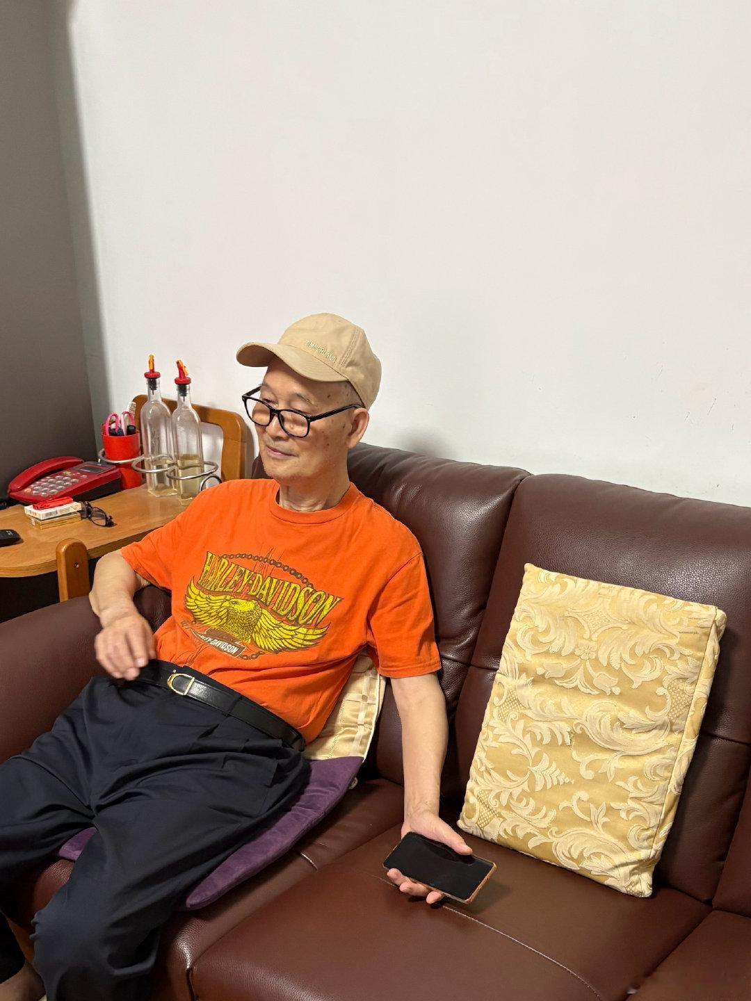 教授復盤，今天大资金流出的，散戶抄底。英偉達方向流出比較多，今天北向流出巨量半導體，中信期貨看多。明天，見招拆招。原油價格上升，黃金，白銀晚上再看走勢[嘻嘻][贊] ​