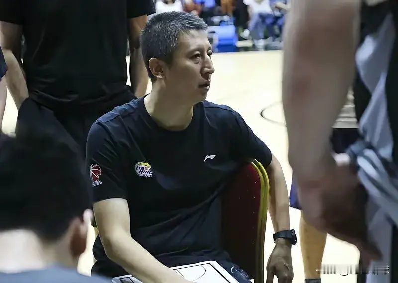 大家不用猜了，郭士强肯定不会下课的，不能回避的4点原因：
1.郭士强属于接班乔尔杰维奇的班，是篮协领导班子亲自督办选择的，他下课了，那不是说明自己选错人了么，自己打自己脸不可能吧。
2.目前男篮属于烂摊子，没有人愿意接这个烫手山芋了，原因是男篮本身起点就非常高，曾经亚洲冠军拿到手软，曾经世界杯和奥运