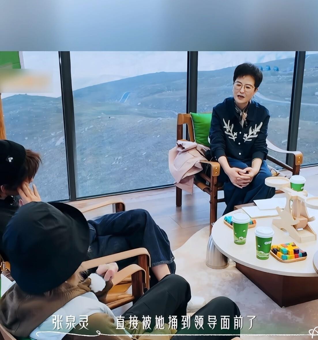 当年都骂尚雯婕成名后耍大牌、装高冷不理老朋友，直到许飞在台上当面撕破脸，大伙才彻底看明白怎么回事。
对自己没好处的烂摊子，嘴一闭就是“年份太久早忘了”；可一转头提到别人怎么对不起自己，连当年的鸡毛蒜皮都能背得清清楚楚。
这种选择性失忆，明眼人一看就知道心里盘算着什么。
台下十几年没说过一句话，