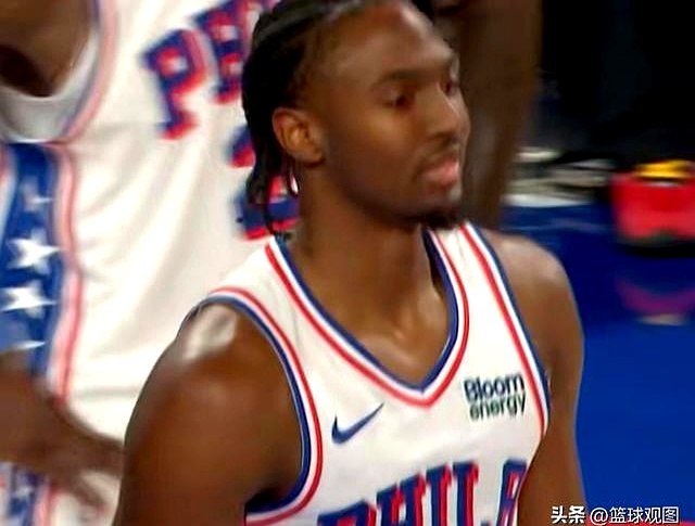 北京时间10月26日NBA常规赛继续进行，费城76人主场背靠背迎战底特律活塞。
 

这场球两边都有主力休战，76人这边恩比德与埃奇库姆作壁上观，詹姆斯复出直接顶上首发中锋，联手布朗、韦德、波普和马克西；活塞那边杜伦腿筋拉伤至少歇两周，奥萨尔也没法打，派出坎宁安、罗宾逊、科林斯、里德与詹金斯的首发五
